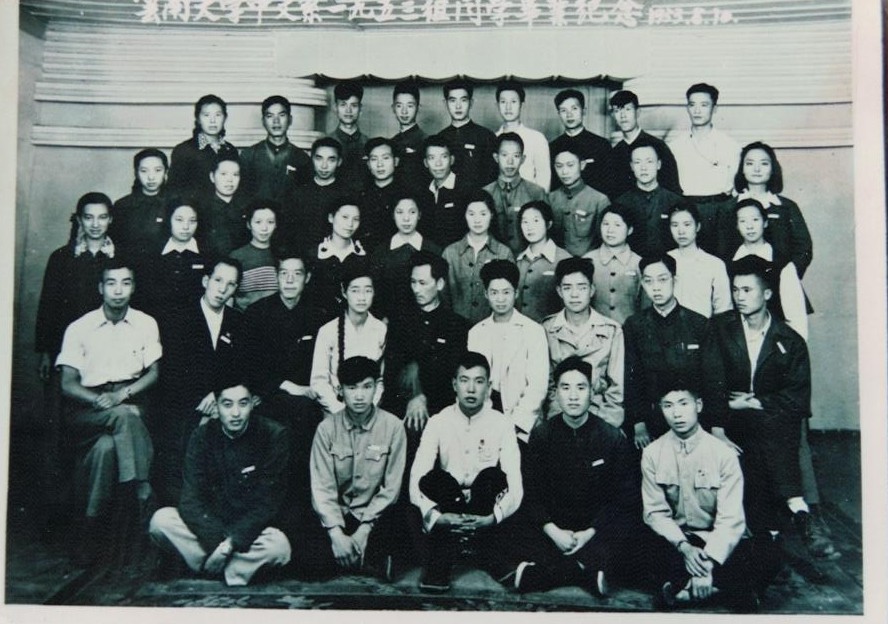 说明: 说明: 说明: 1953年400全讯白菜网毕业照(1)_WPS图片